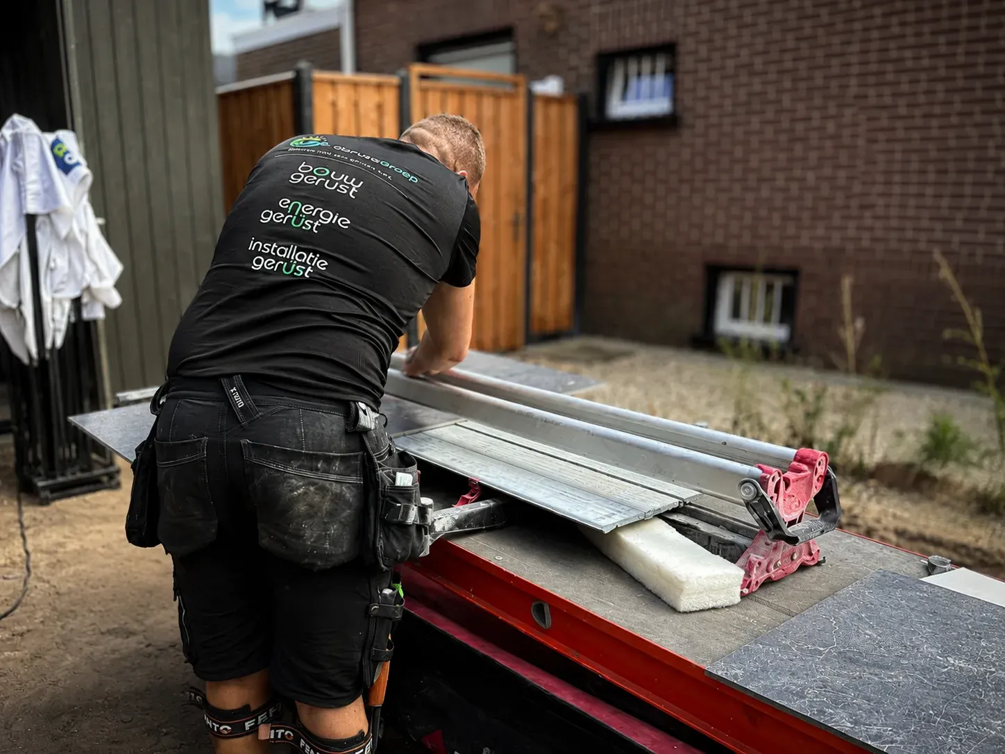 Vakman van GerustGroep brengt gevelisolatie met nieuwe gevelbekleding aan op een woning in Deventer